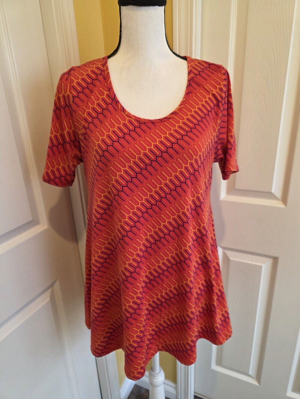 LULAROE MULTICOLORED TOP, SIZE M, NEW